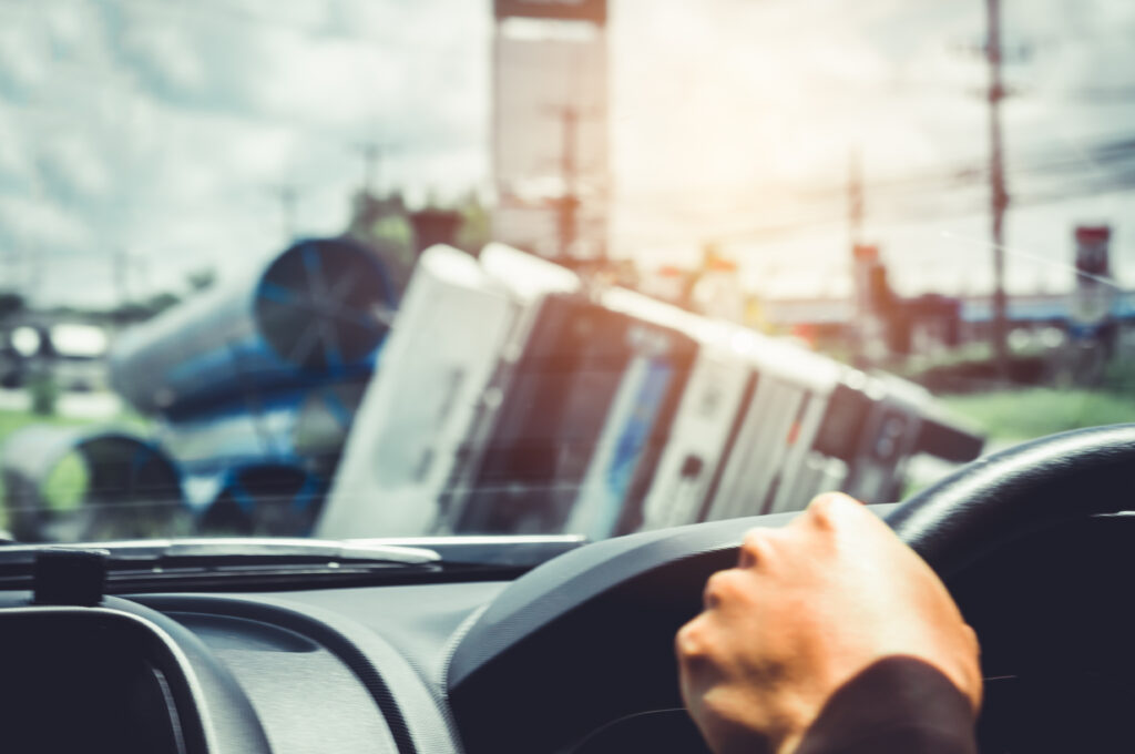 A commercial truck accident can leave victims dealing with overwhelming physical, emotional, and financial stress within moments of a crash. Because of the size and weight of tractor-trailers, delivery trucks, and other commercial vehicles, these accidents often cause far more severe injuries than standard car accidents.