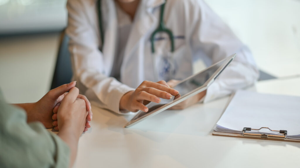 Prevacid is widely used to treat heartburn, acid reflux, and other conditions caused by excess stomach acid. Its active ingredient, lansoprazole, belongs to a class of medications called proton pump inhibitors, or PPIs. For many patients, Prevacid can provide effective relief. Like any medication, however, it can also cause side effects. Some are mild. Others can be serious and require medical treatment.